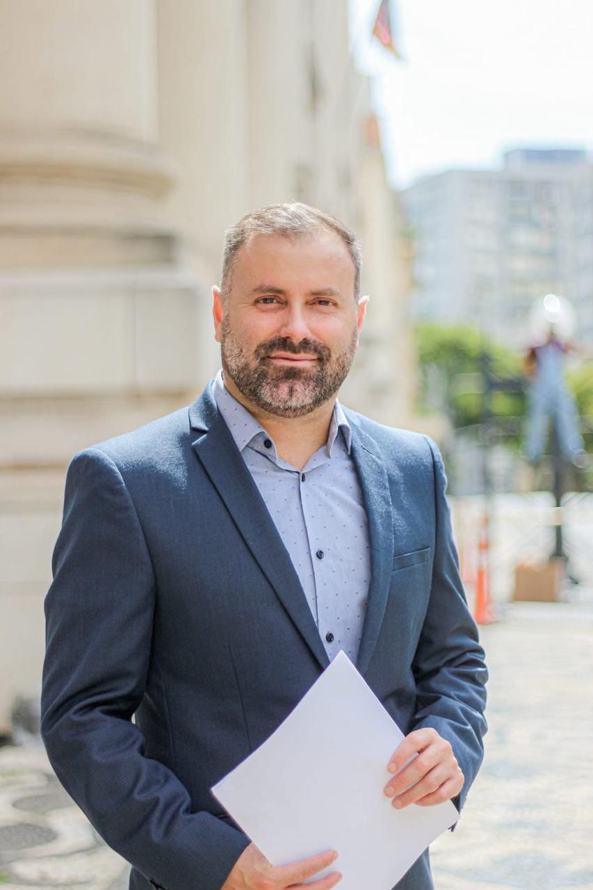 Foto oficial de Guto Lopes, jornalista e comunicador